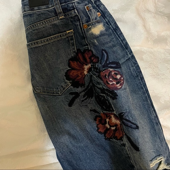 A&F Girlfriend Jeans - Embroidered 00 Short - Picture 6 of 11